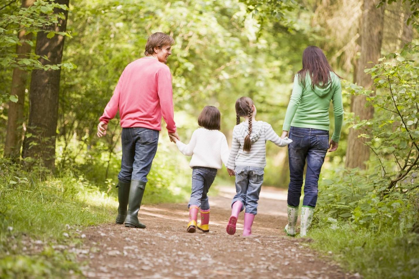 Семья гуляет в парке