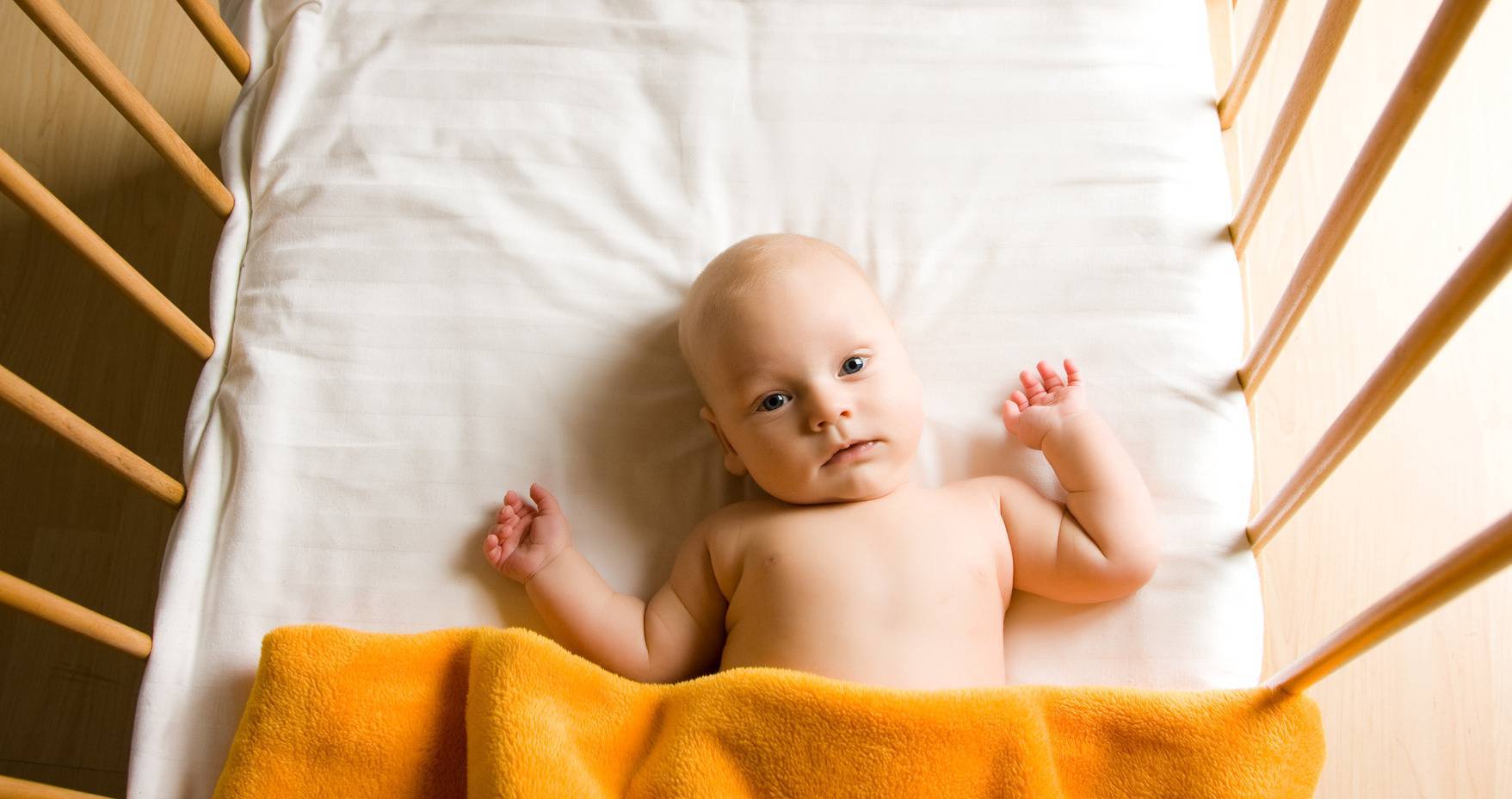 Как приучить ребенка спать в своей кроватке отдельно: учим засыпать самостоятельно