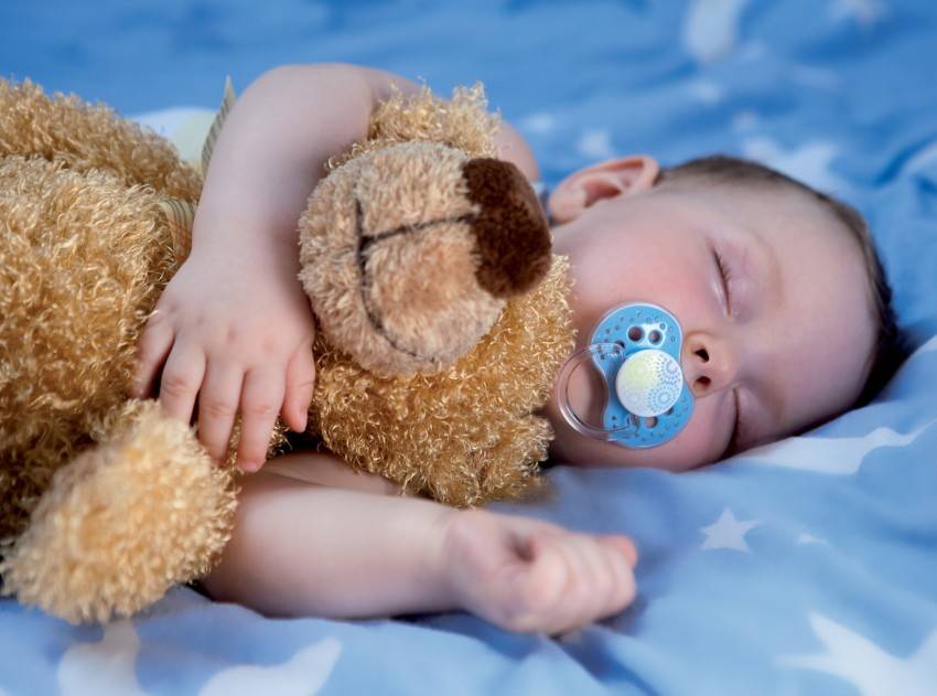 Новорожденный спит с пустышкой: можно ли оставлять ее ночью и что советуют врачи, а также каковы последствия для грудничка, если продолжать давать ему соску?