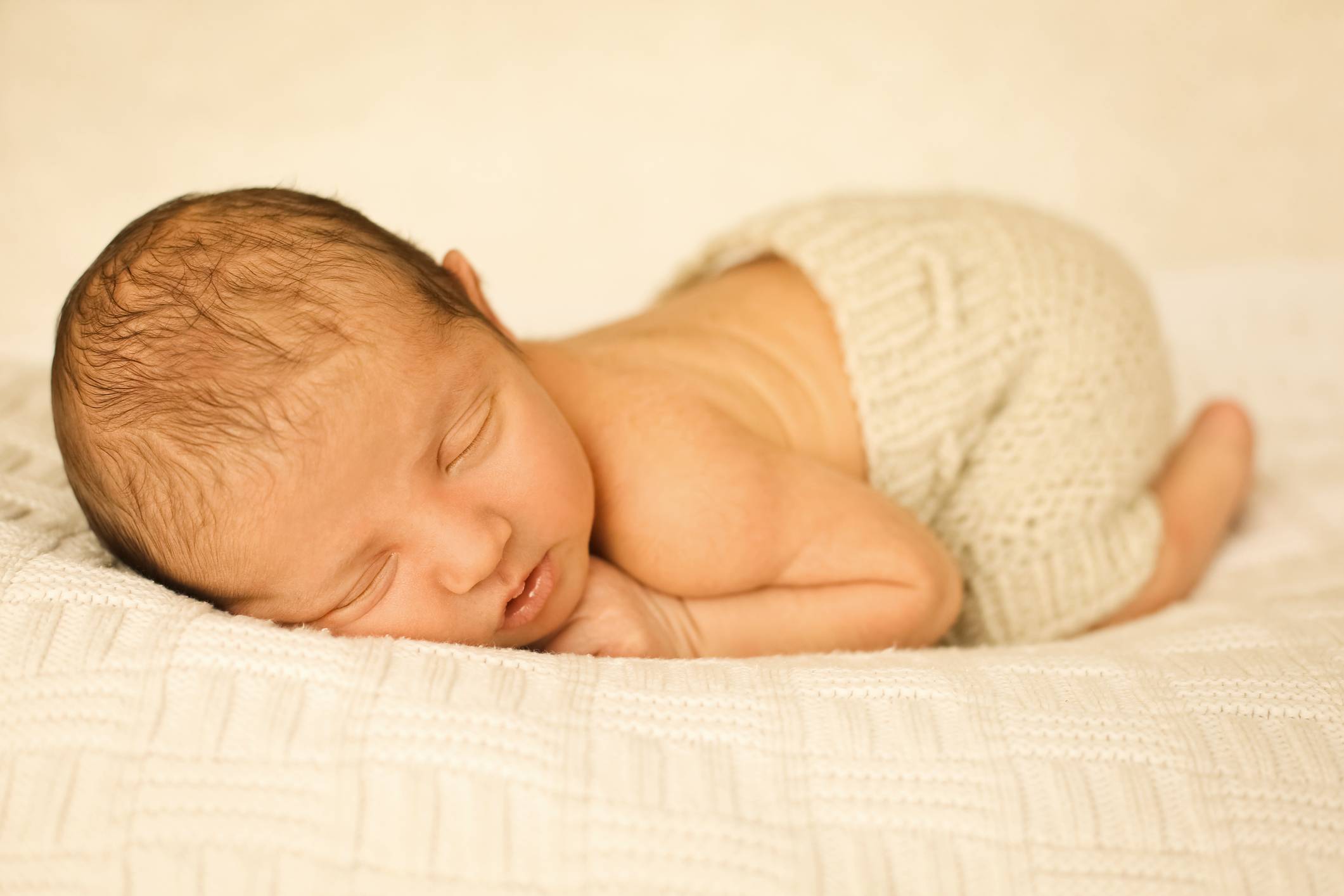 Почему новорожденный ребенок беспокойно спит — кряхтит, тужится, ерзает? когда стоит волноваться?