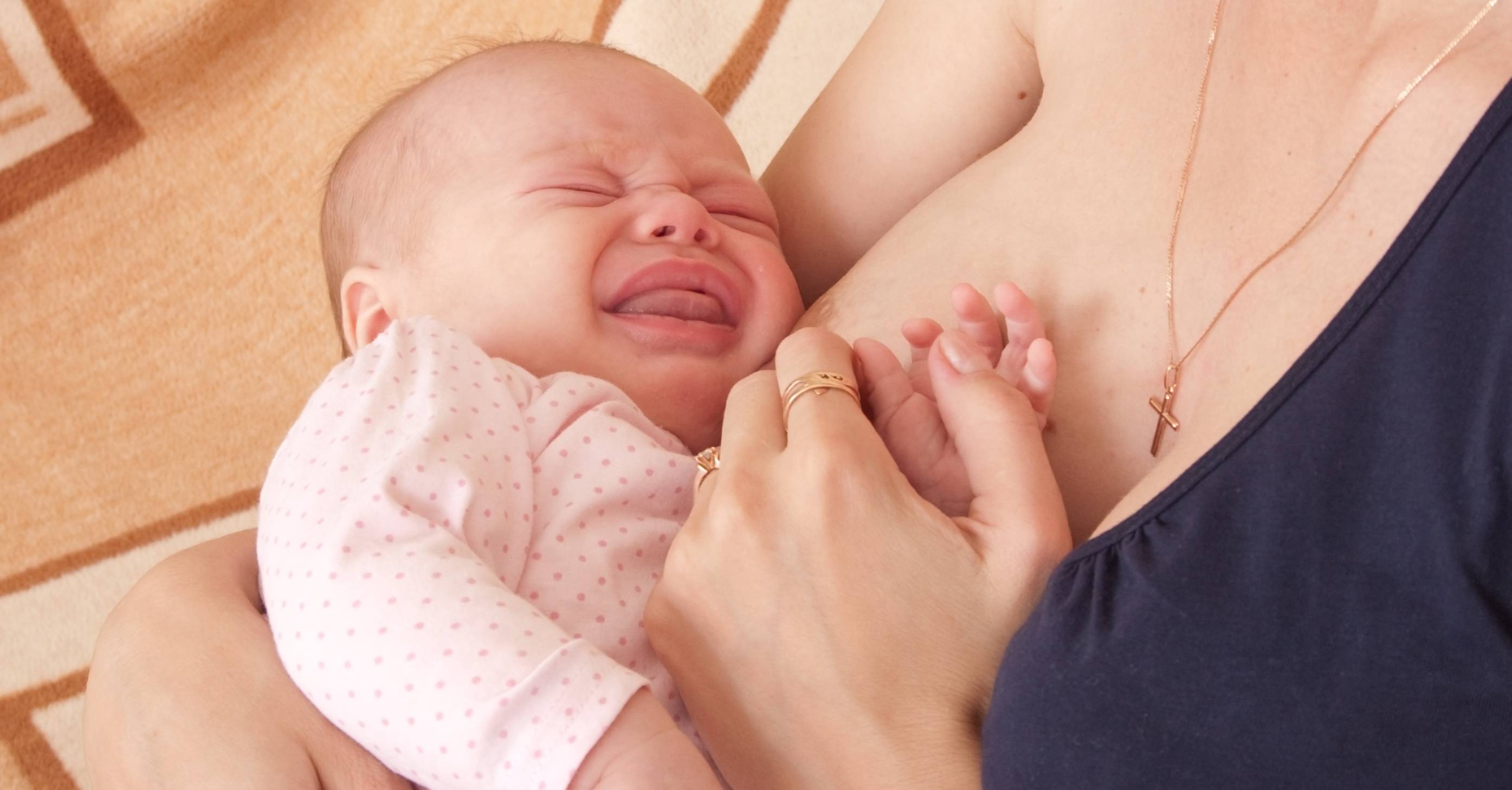 Ребенок не берет грудь: почему он отказывается от кормления, психиет и плачет