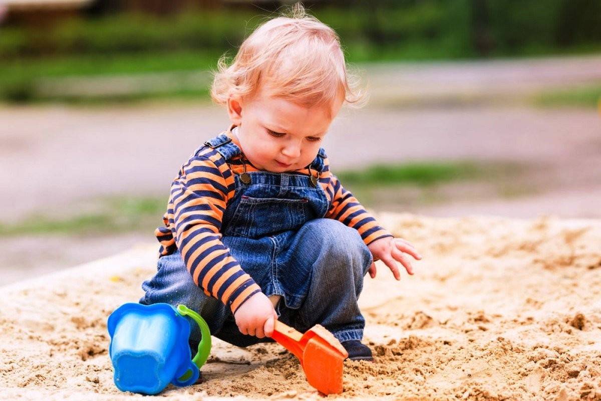 6 способов увести ребенка с детской площадки без истерики