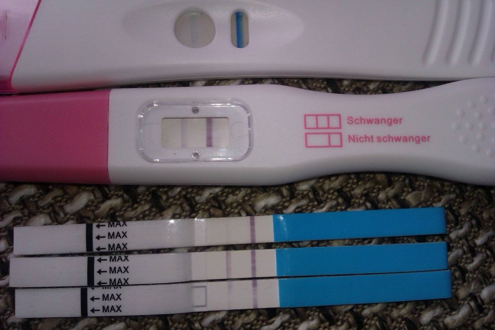 Тест показывает две полоски а беременности нет