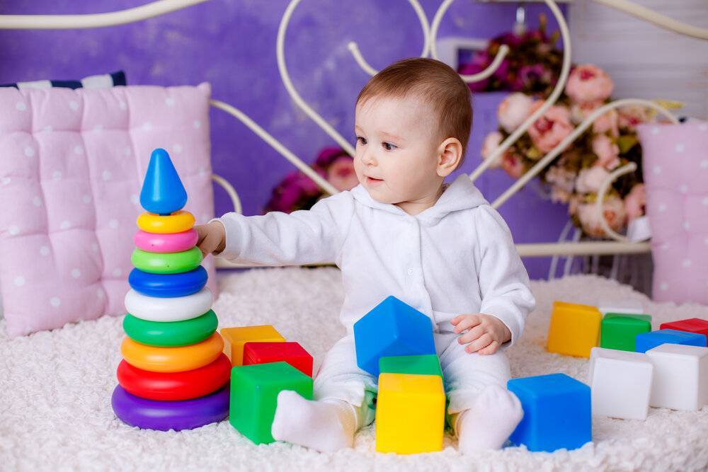 Как развивать ребенка в 11 месяцев: игры, занятия, игрушки