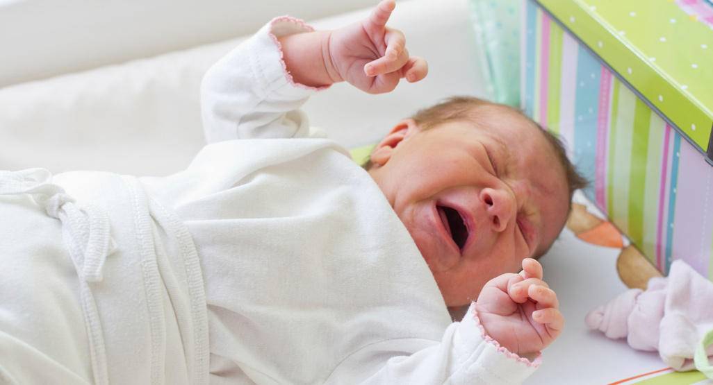 Новорожденный кряхтит и тужится во сне – 10 основных причин