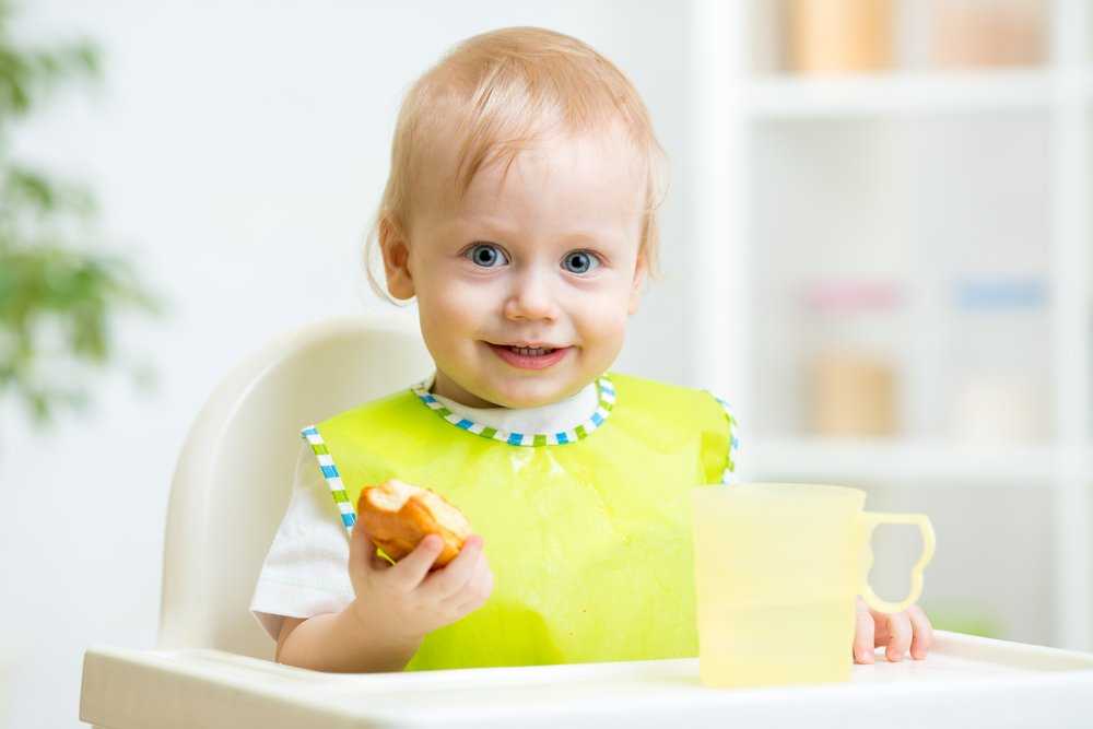 Рефлекс выталкивания ложки: почему ребенок выплевывает твердую пищу