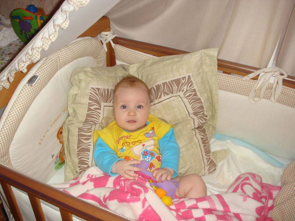 Присаживать в 6 месяцев. Сажать в подушки ребенка. Подушка для присаживания ребенка. Усаживать ребёнка в подушки. В подушках ребенок подсаживать.