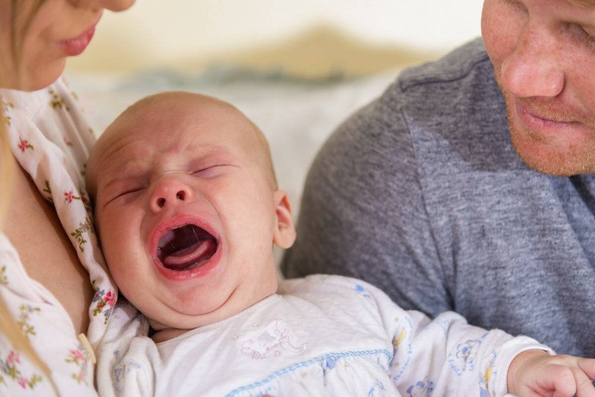 Почему ребенок во время кормления выгибается и плачет