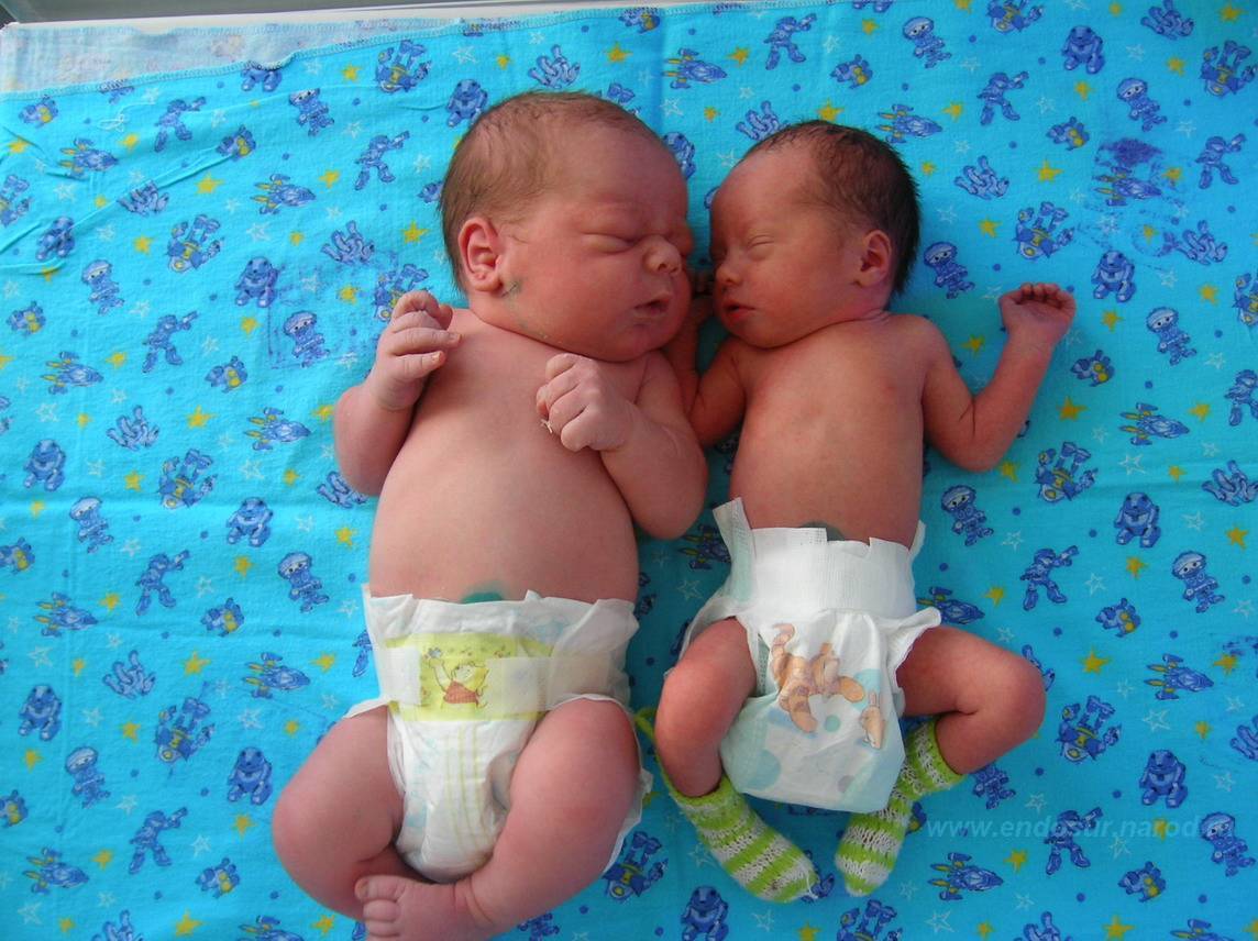 Первые месяцы после рождения. Недоношенные двойняшки. Новорожденный ребенок. Маловесные Новорожденные.