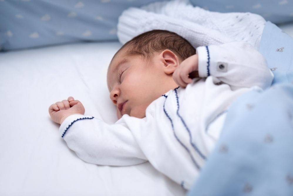 Ребенок вздрагивает во сне: причины, что делать? почему ребенок вздрагивает при засыпании, от звуков?