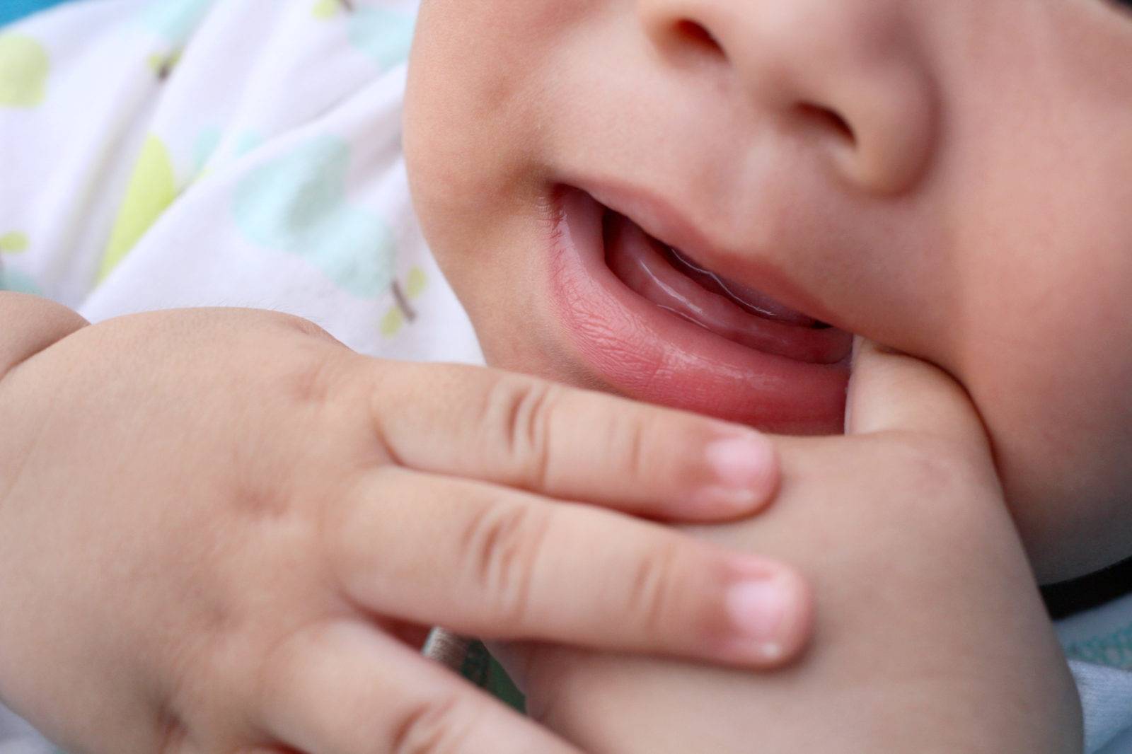 Режутся зубы у ребенка: симптомы появления первых и последующих единиц у младенца, лечение