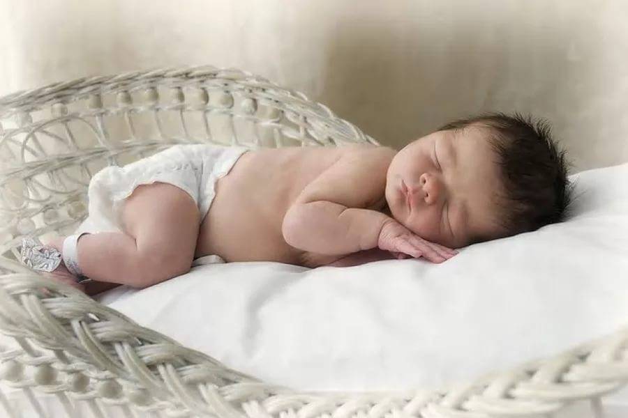 Можно ли грудничку спать на животе, как научить младенца правильному сну