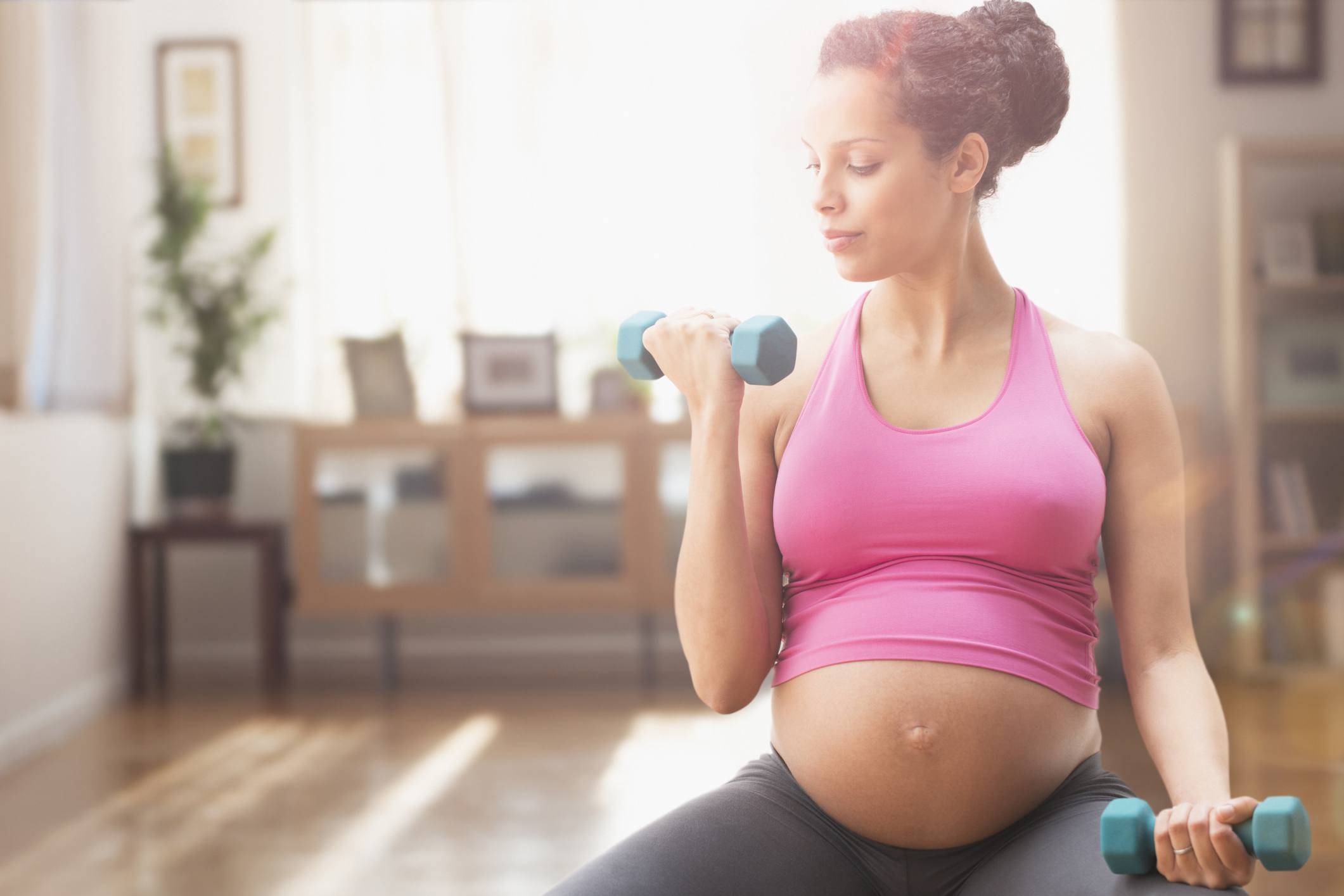 Можно ли кормящей маме заниматься спортом после родов: спорт при гв
