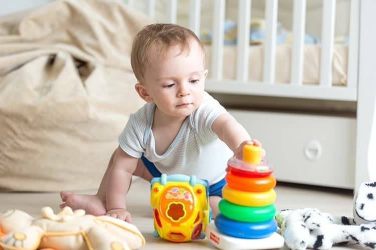 Как развивать ребенка в 1 месяц ????: первые игрушки для новорожденного, игры