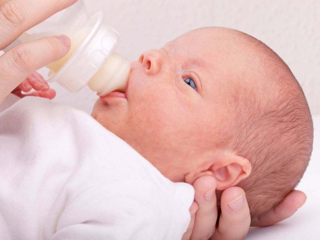 Почему новорожденный ребенок часто икает после кормления | nutrilak