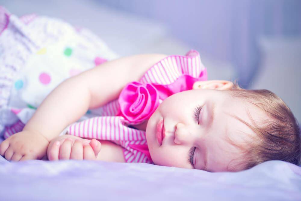Ребенок вздрагивает во сне и просыпается: причины, рефлекс моро, при температуре
