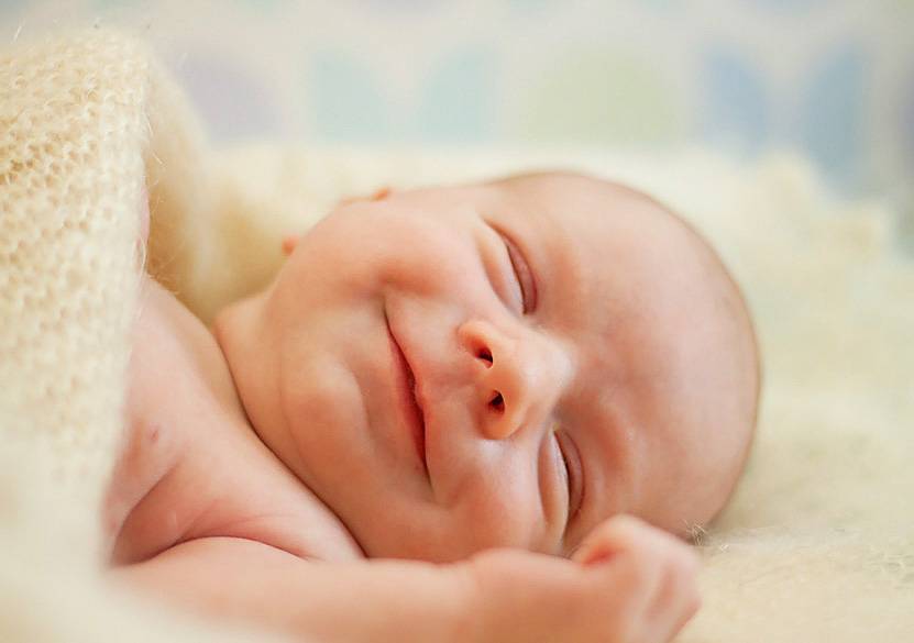 Почему младенцы улыбаются во сне