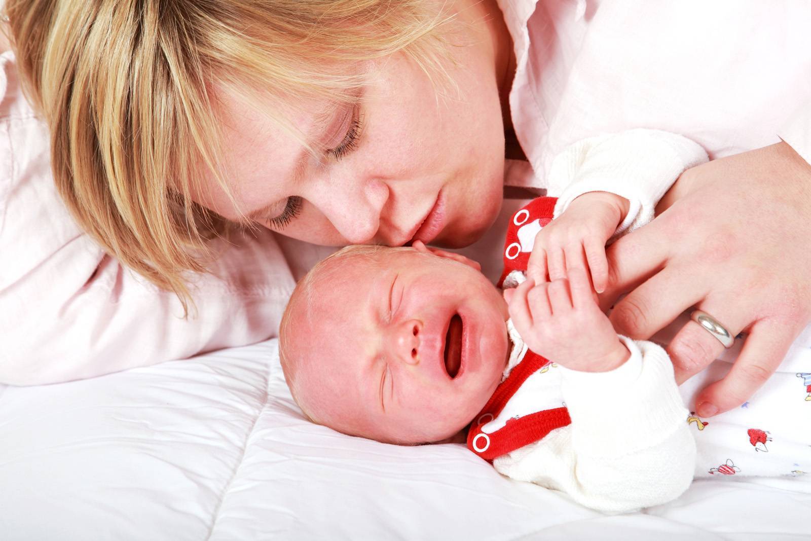 Новорожденный плачет. как успокоить малыша?