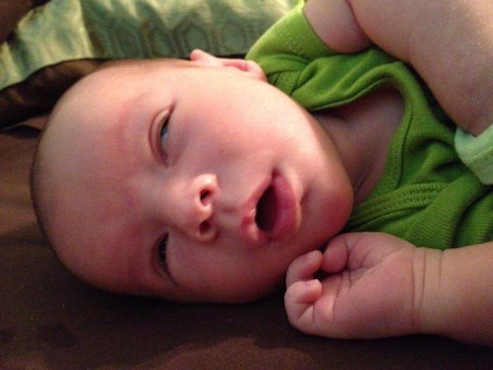 Ребенок спит с приоткрытыми глазами: причины и последствия