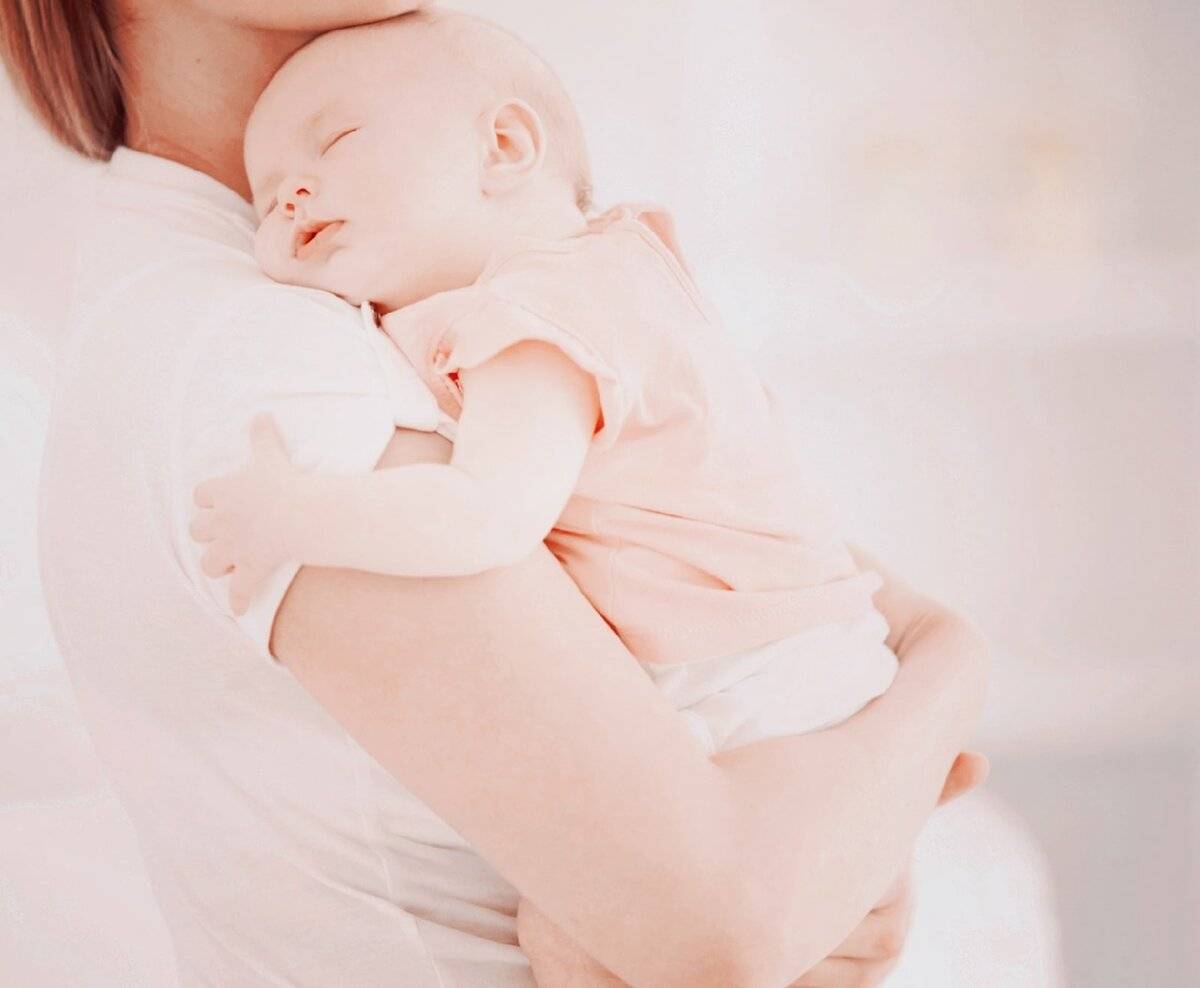 Как правильно держать новорожденного "столбиком" после кормления или во время купания :: syl.ru