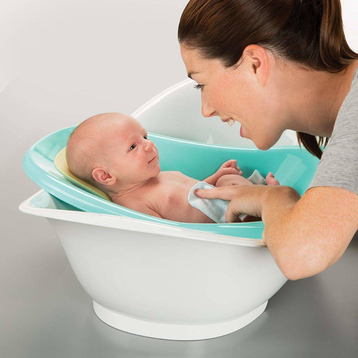 Как правильно выбрать ванночку для новорожденного