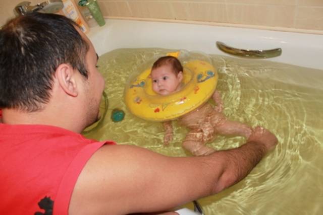 Новорожденному попала вода в ухо при купании. Купание малыша в большой ванне. Купание новорожденного в большой ванне. Мытье младенца в большой ванне. Для грудничка в большую ванную.