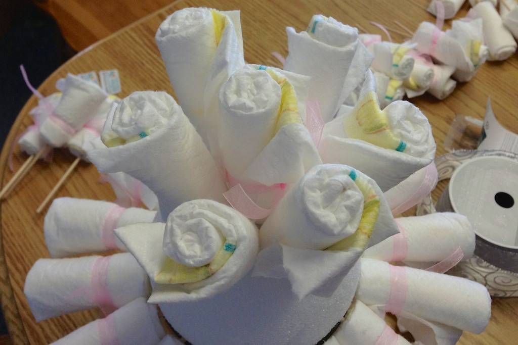 Букет из памперсов и одежды для новорожденных своими руками: мастер класс, фото