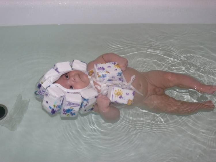 Шапочка для купания младенцев: предназначение и разновидности, правила выбора