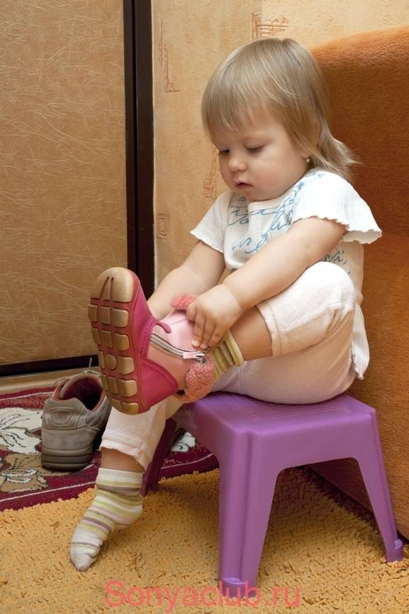 Как в игровой форме приучить ребенка самостоятельно одеваться?