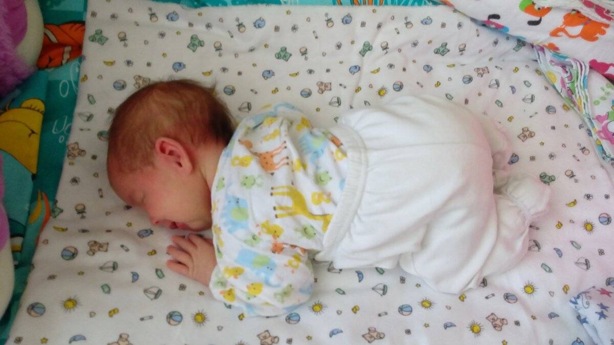 Почему новорожденный кряхтит и тужится во сне – что делать?