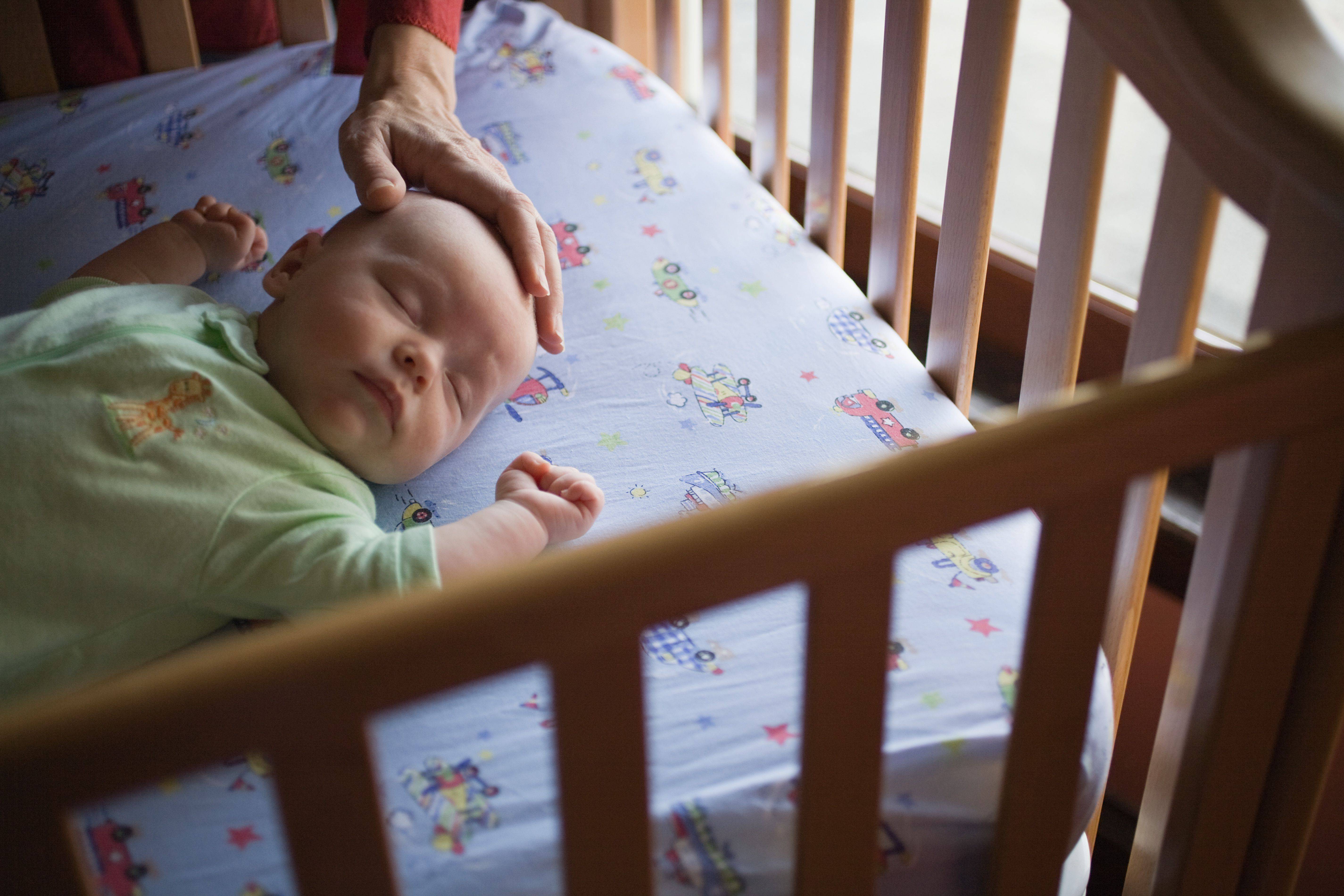 Ребёнок беспокойно спит ночью: причины тревожности и мероприятия по их преодолению