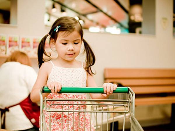 Детские капризы и истерики в магазине – что делать?