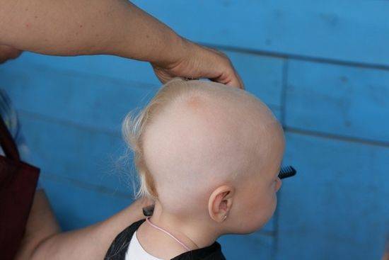 Можно ли стричь ребенка до года 1, стоит или нет подстригать волосы младенцу по приметам, почему говорят, что нельзя, как нейтрализовать поверье для малыша?