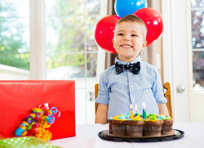 Советы, что подарить мальчику на 6-летие, правила выбора подарка и идеи