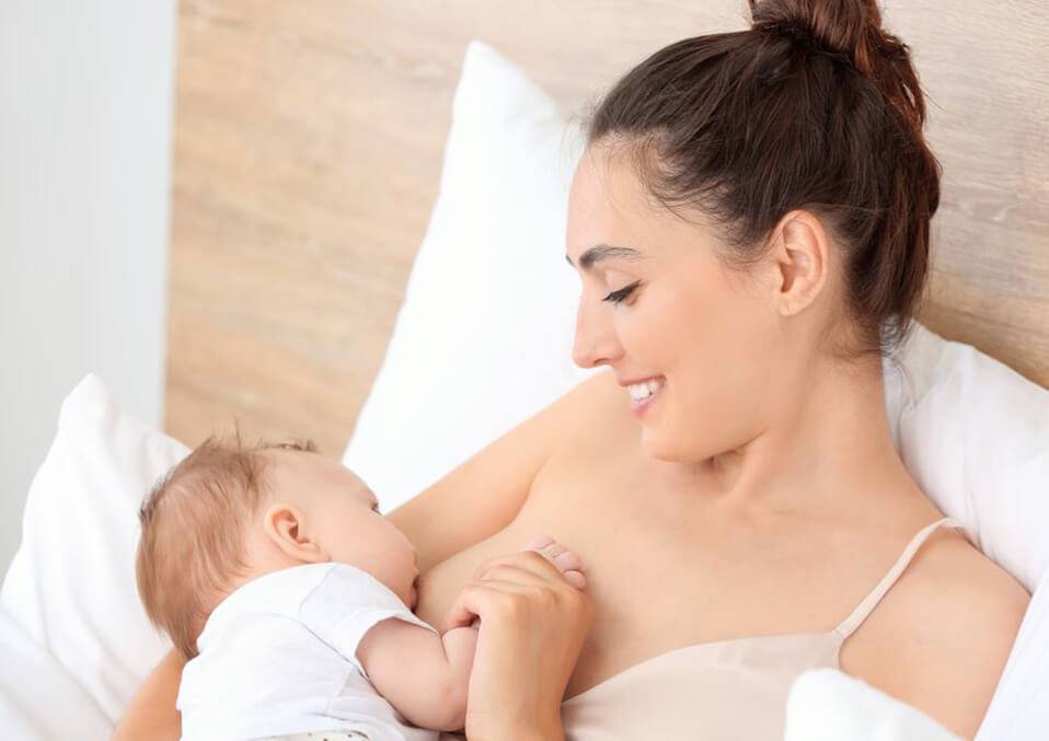 До колледжа: женщина кормит грудью своего 3-летнего ребенка и не видит в этом ничего ужасного