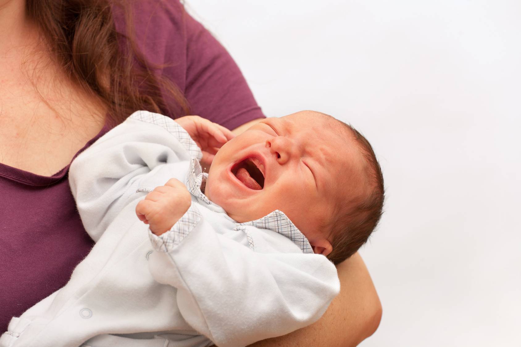 Ребенок часто пукает и плачет - новорожденный пукает с запахом: почему грудничок часто пукает
