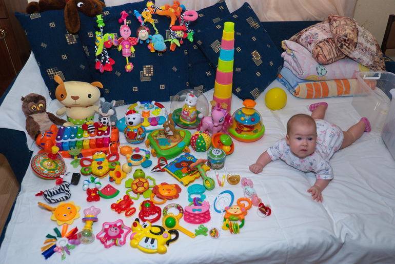 Какие игрушки должны быть у детей. Игрушки для малышей 6 месяцев. Игрушки для детей 5 месяцев. Игрушки для детей 4 месяца. Игрушки на 6 месяцев девочке.