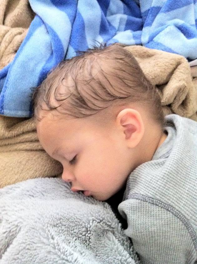 Почему у ребенка потеет голова во время сна, каковы последствия, и как это прекратить?