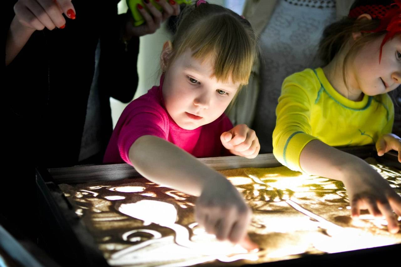 Рисование песком на световых столах (планшетах) для детей - польза, игры