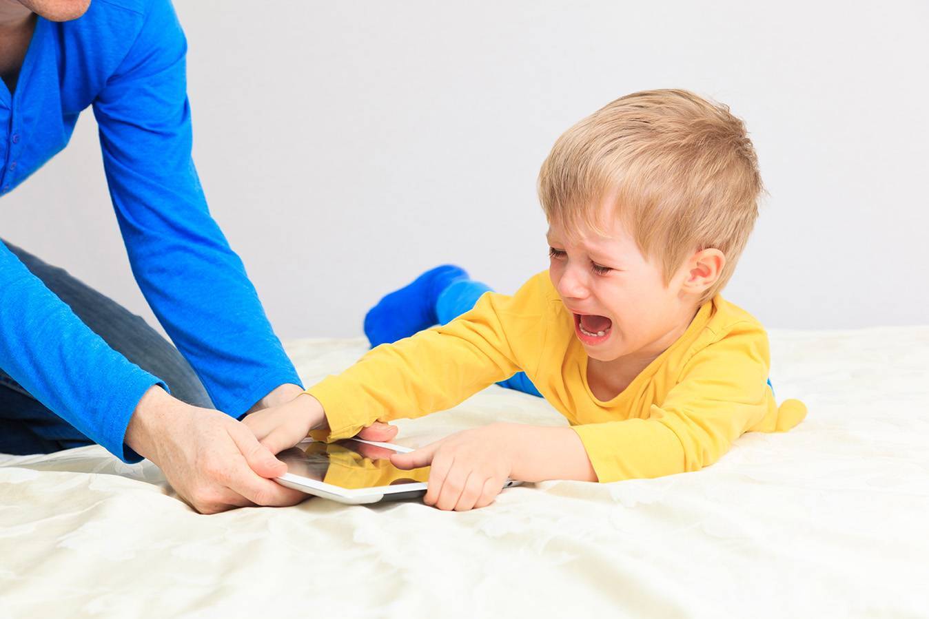 Как реагировать, когда у ребенка отбирают игрушки? 5 советов психологов, консультации