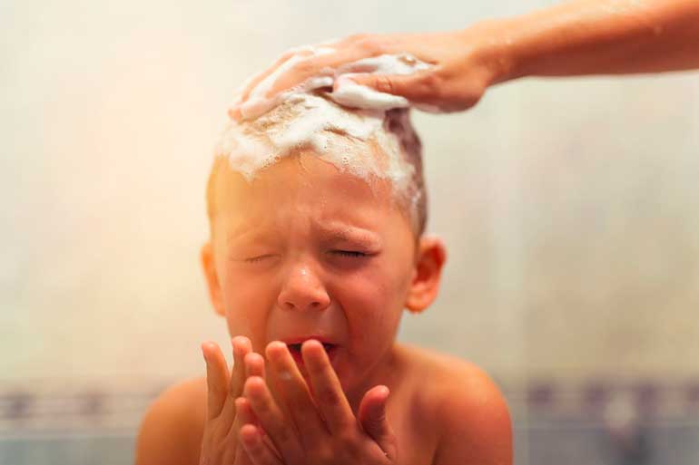 Ребенок боится мыть голову: причины и как преодолеть страх