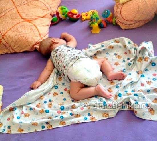 Ребенок спит на животе – полезно ли это