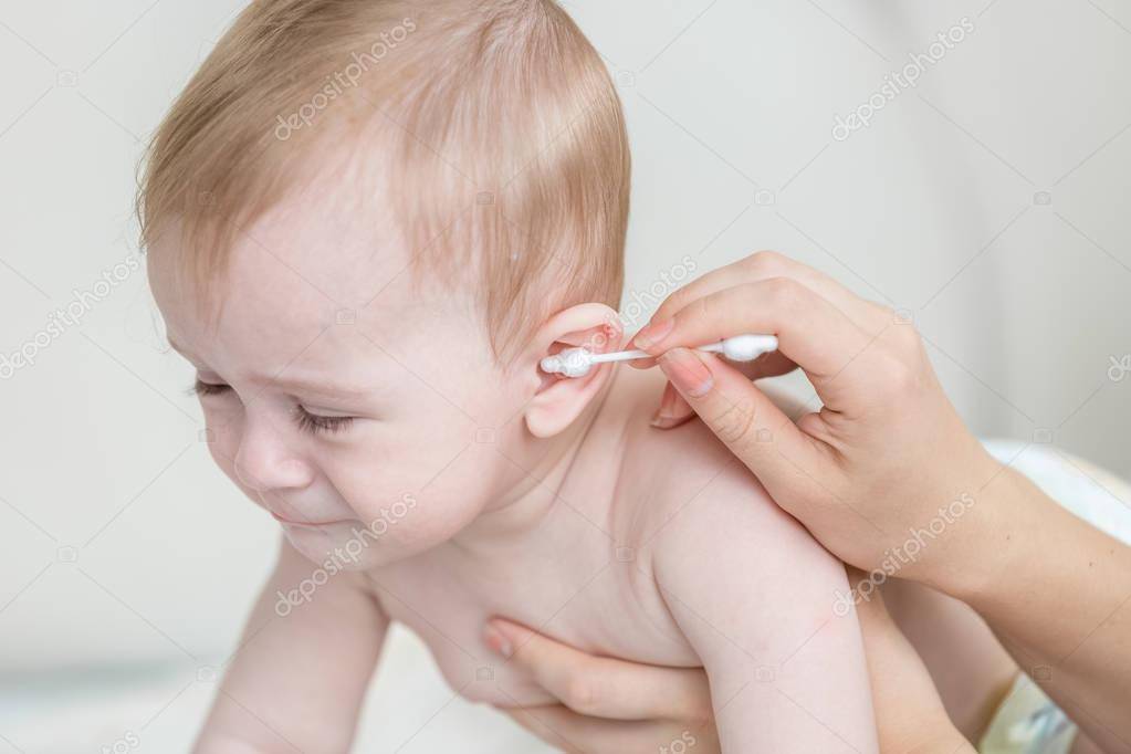 Что делать, если ребенок жалуется на боли в ушах: как оказать первую помощь в домашних условиях?