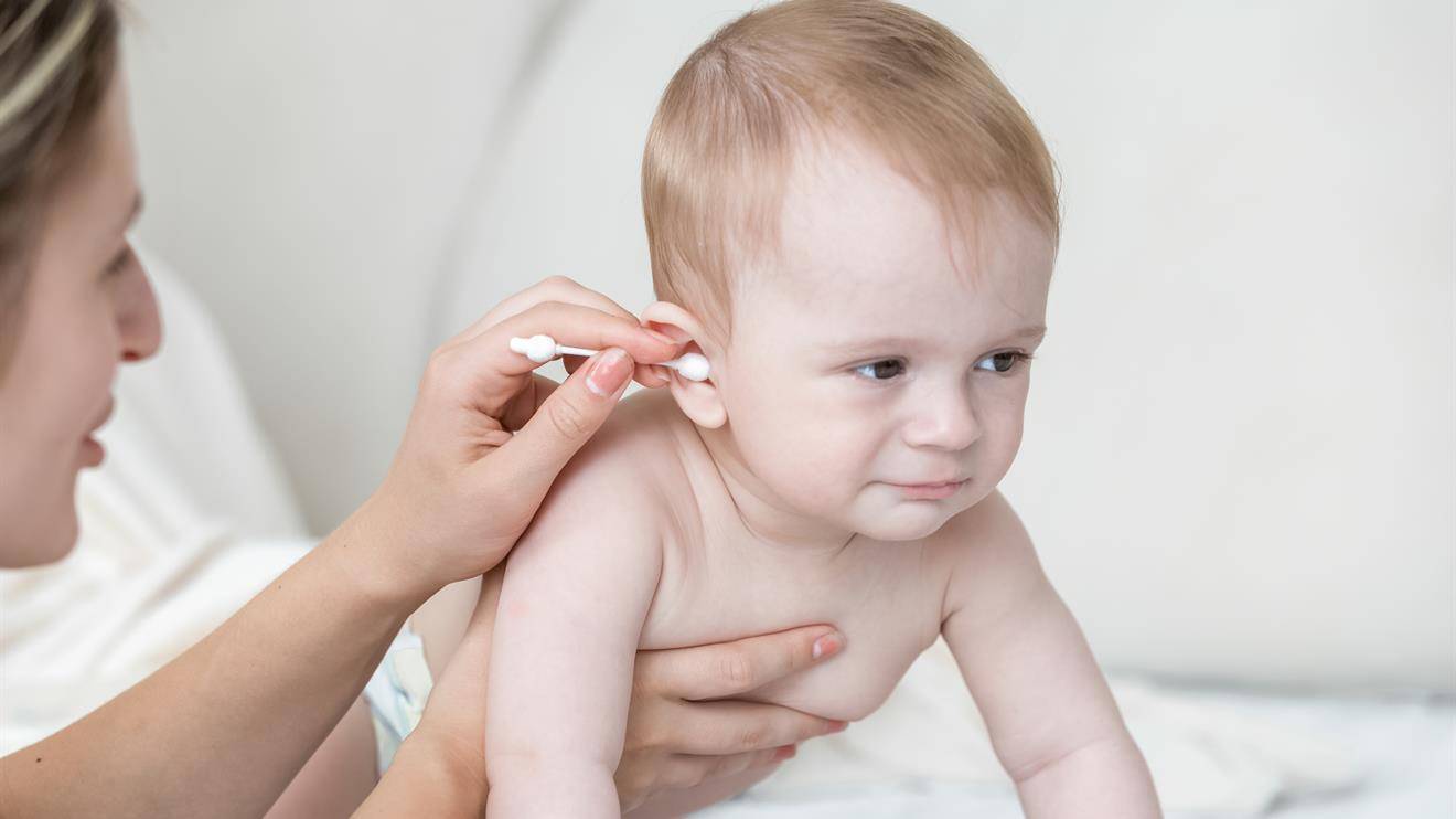 Почему ребенок теребит уши в грудничковом возрасте?