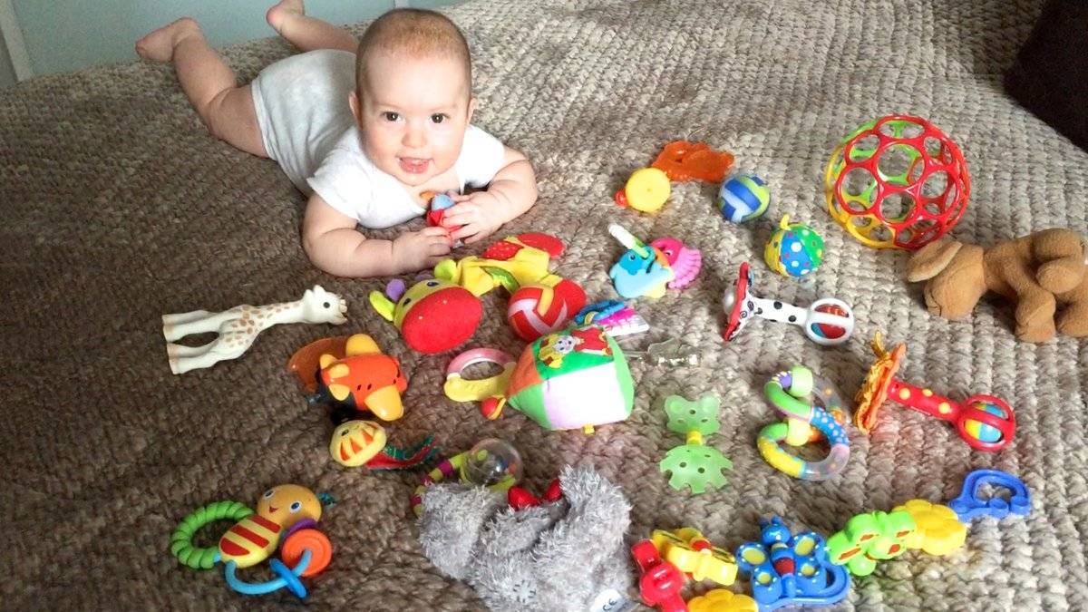 Развивающие игры и занятия с ребенком в 10 месяцев: подбираем полезные игрушки для малыша