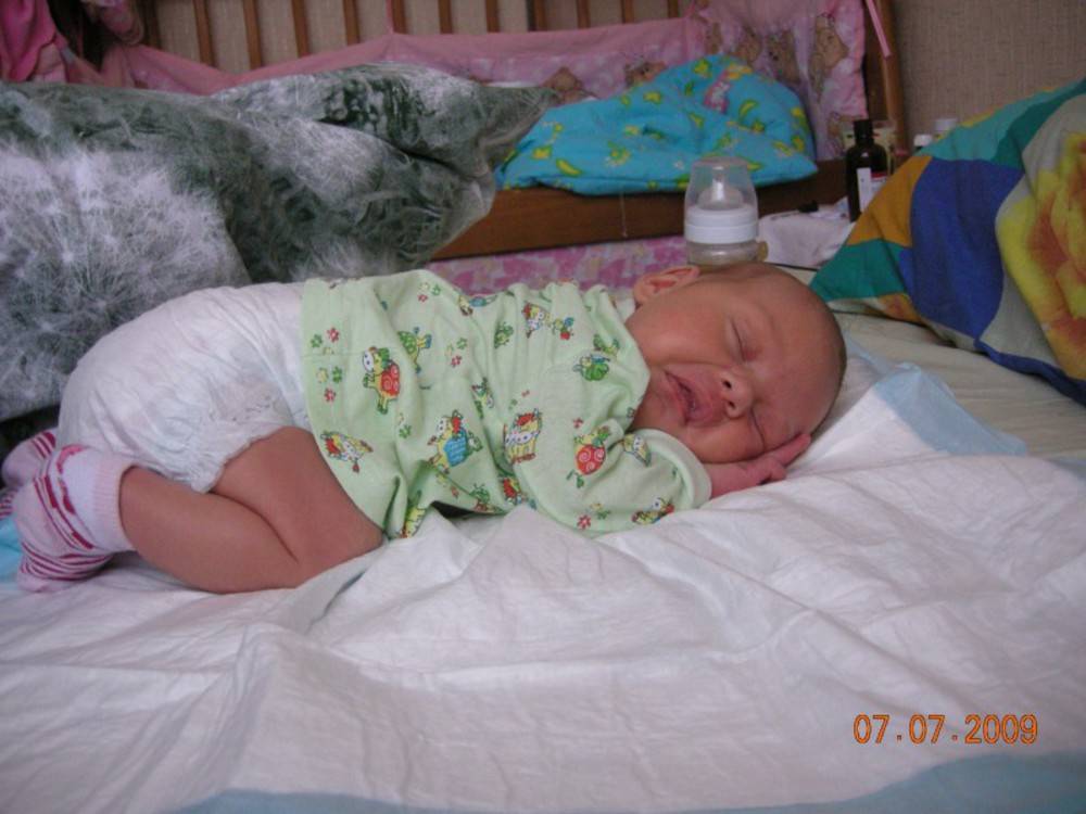 Можно ли новорожденному спать на животе, плюсы и минусы