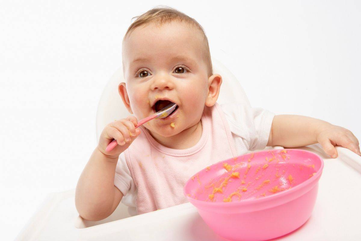 Дети кушают и плачут. Маленький ребенок ест. Малыш кушает. Ребенок завтракает. Кушать кашу.