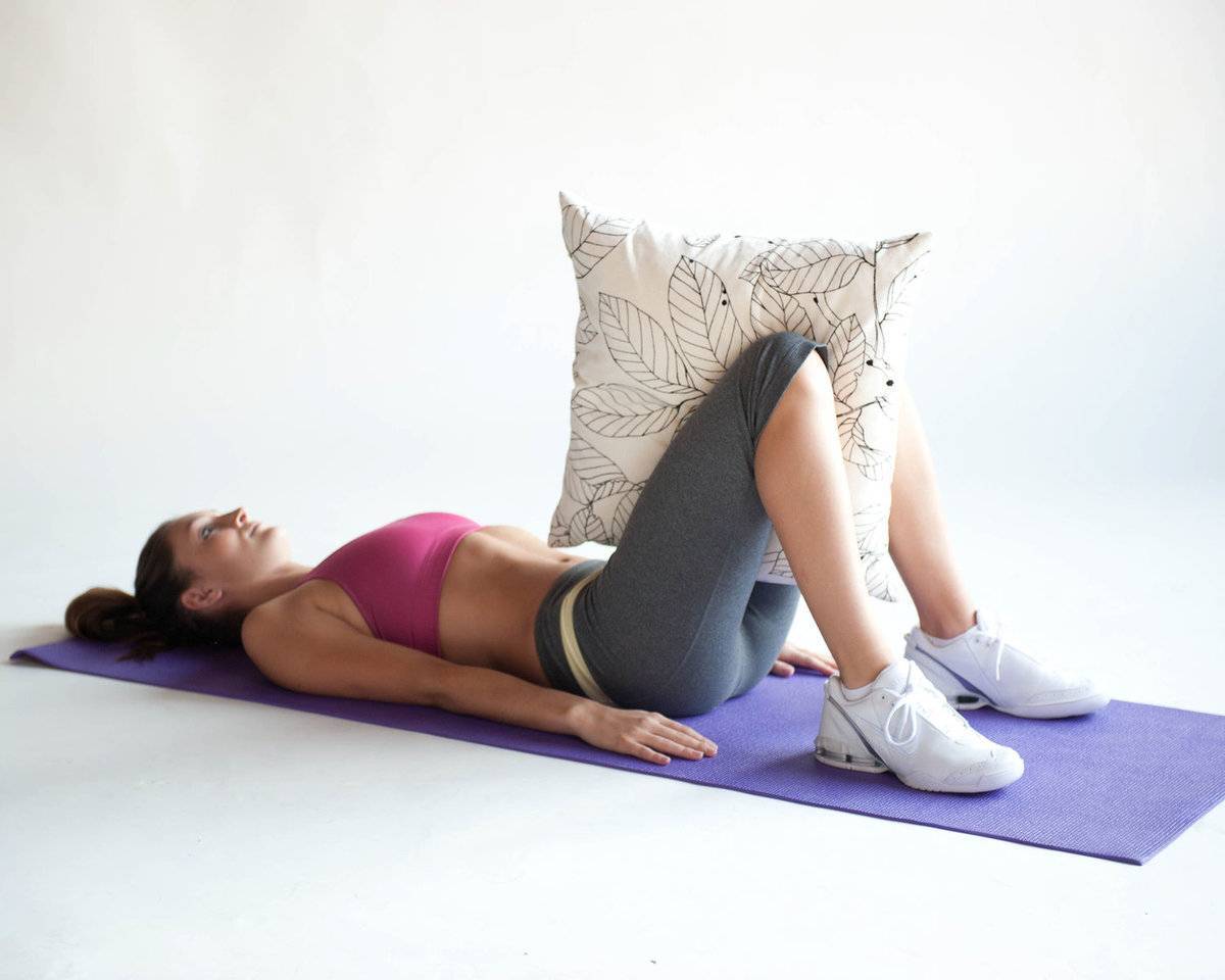 Ляжками голова. Упражнения с подушкой. Занятия для похудения лежа. Упражнение с подушкой между ног. Подушка для тренировок.