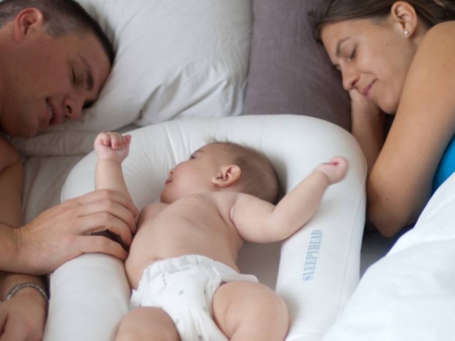 Можно ли детям спать с родителями в одной постели, до какого возраста: мнение психологов и доктора комаровского