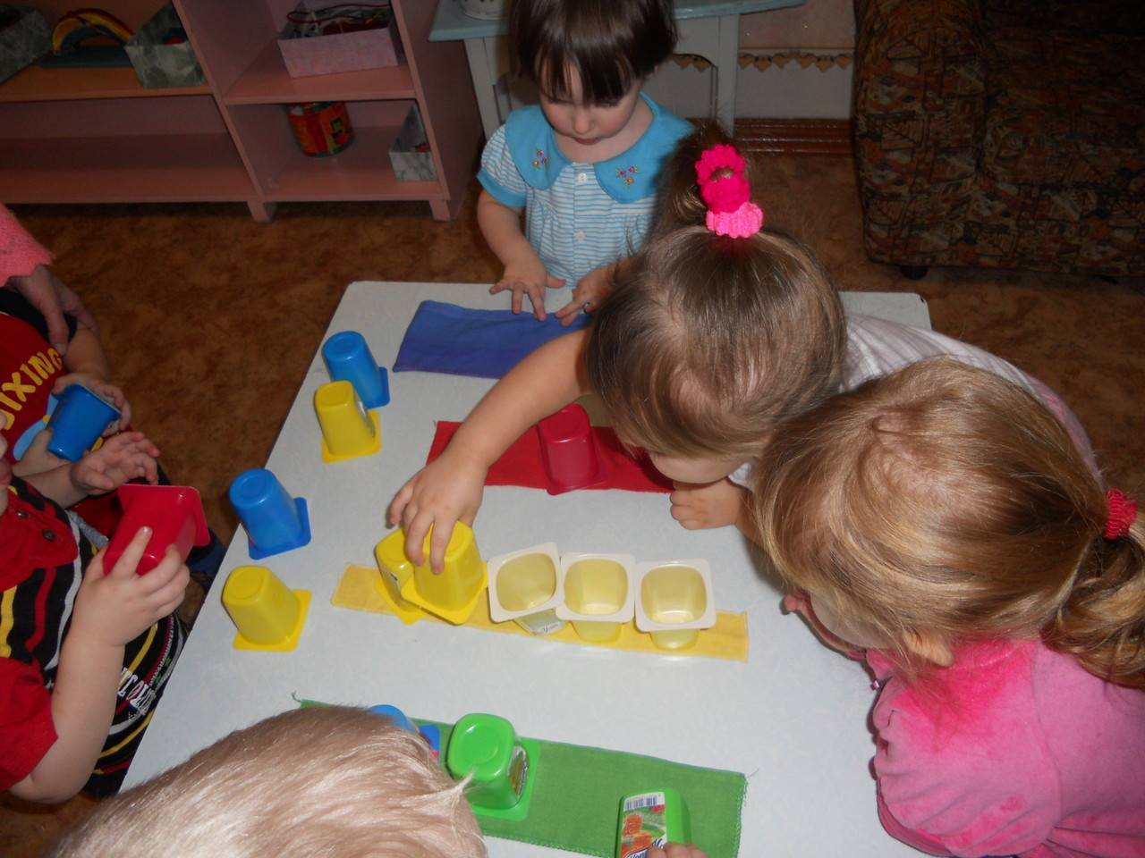 Игра занятие в ясельной группе. Игрушки для раннего возраста развитие сенсорики. Сенсорика для детей в детском саду. Сенсорика для детей раннего возраста. Сенсорные игры для дошкольников.